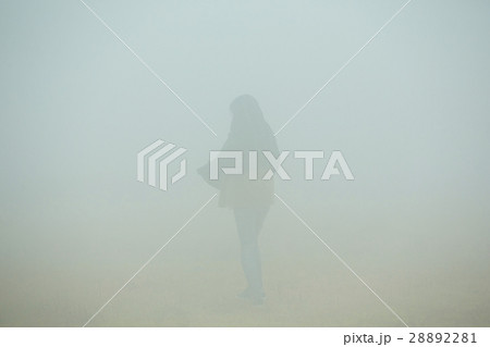 霧の中を行く女性 霧の中を行く女性 28892281