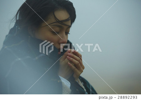 霧の中の女性 28892293