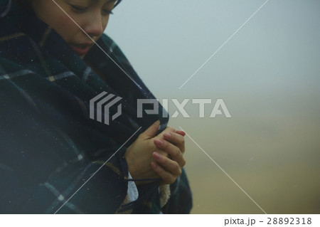 霧の中の女性 28892318