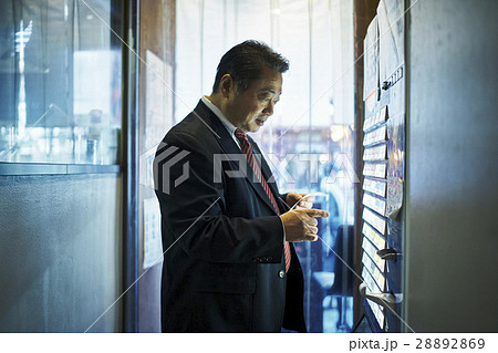 食券を買う男性 28892869