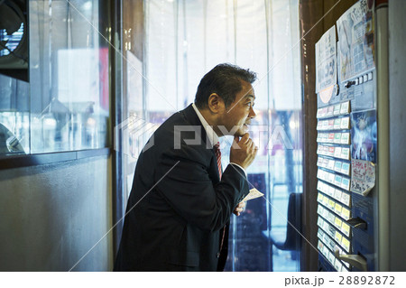 食券を買う男性 食券を買う男性 28892872