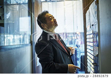 食券を買う男性 28892879