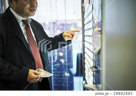 食券を買う男性 食券を買う男性 28892885