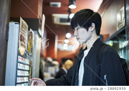 食券を買う男性 食券を買う男性 28892930