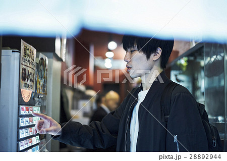 食券を買う男性 28892944