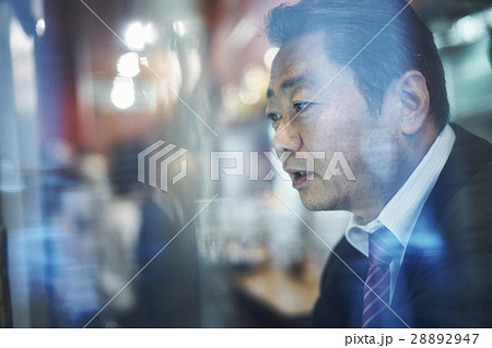 食券を買う男性 28892947