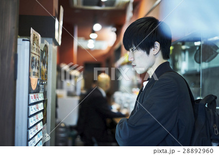 食券を買う男性 食券を買う男性 28892960