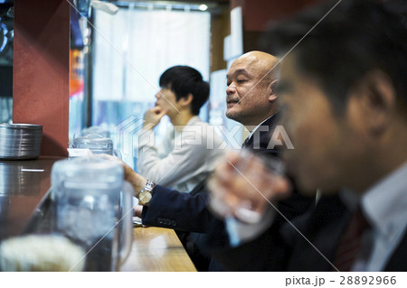 食券を渡す男性 28892966