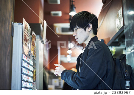 食券を買う男性 28892967