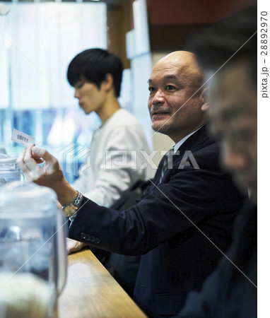 食券を渡す男性 食券を渡す男性 28892970