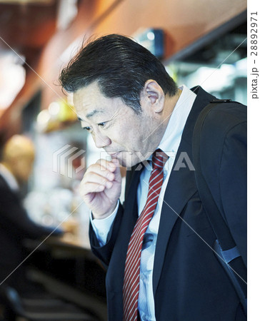 食券を買う男性 食券を買う男性 28892971