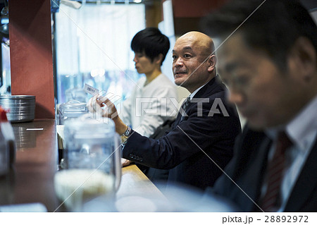 食券を渡す男性 28892972