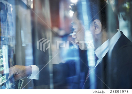 食券を買う男性 食券を買う男性 28892973