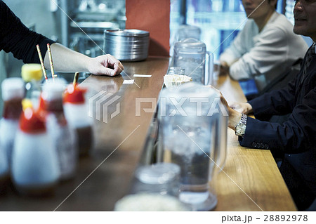 食券を受け取る店員 食券を受け取る店員 28892978