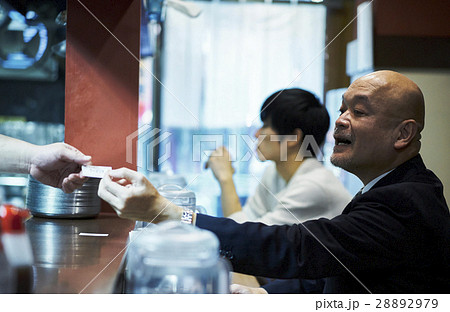 食券を渡す男性 食券を渡す男性 28892979
