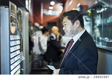 食券を買う男性 食券を買う男性 28892987