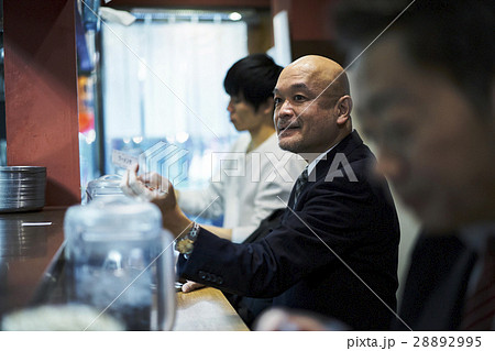 食券を渡す男性 食券を渡す男性 28892995