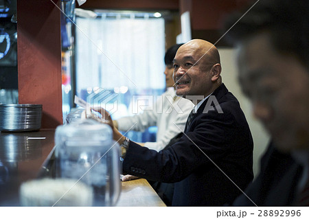 食券を渡す男性 28892996