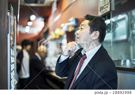 食券を買う男性 28892998