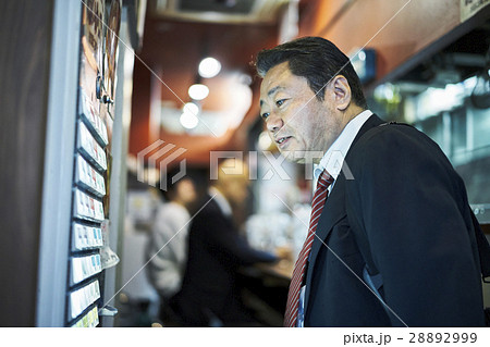 食券を買う男性 28892999