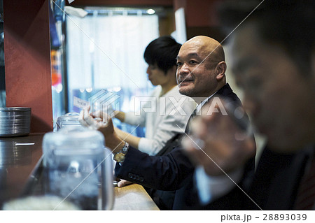 食券を渡す男性 食券を渡す男性 28893039