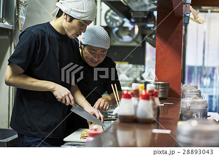 店主と修行中の店員 28893043