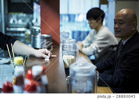 食券を渡す男性 食券を渡す男性 28893045