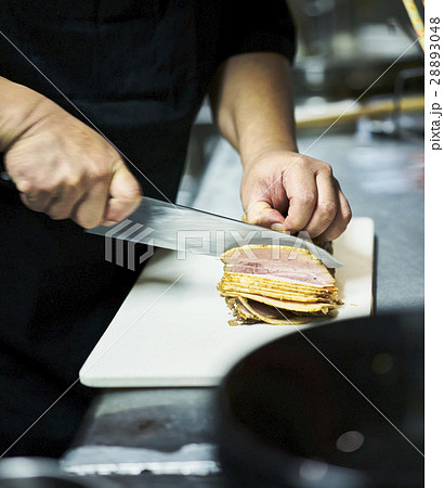 チャーシューを切る チャーシューを切る 28893048