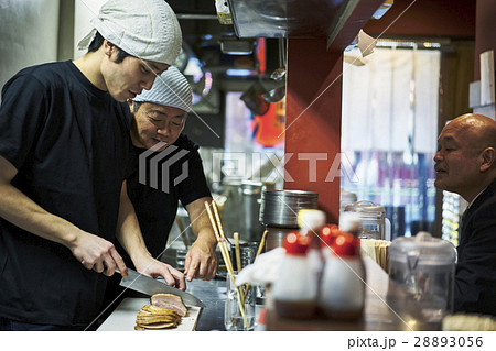 店主と修行中の店員 28893056