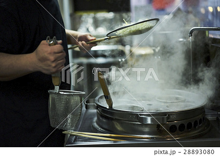 ラーメンを茹でる 28893080