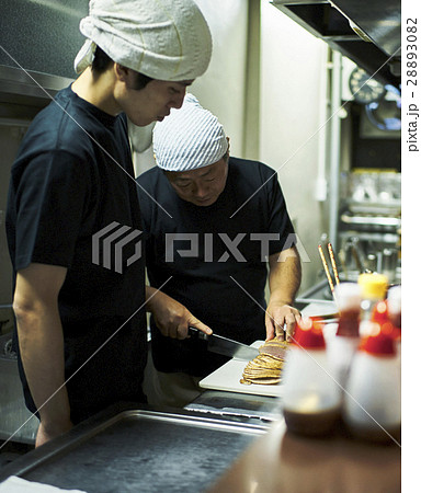 店主と修行中の店員 28893082