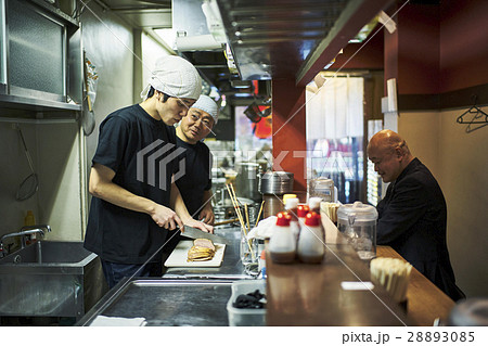 店主と修行中の店員 28893085