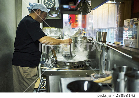 ラーメンを作る男性 28893142