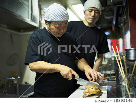 店主と修行中の店員 28893149