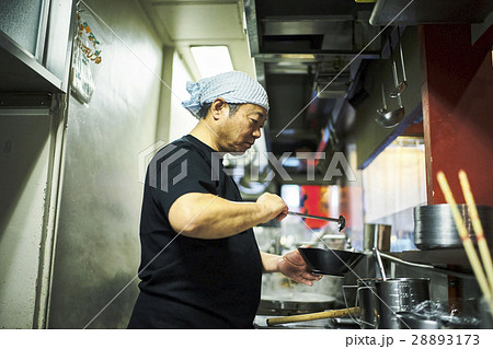 ラーメンを作る男性 28893173