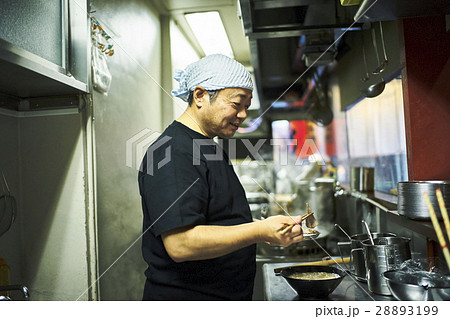 ラーメンを作る男性 28893199