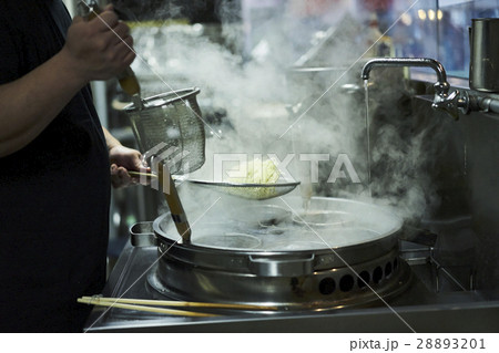 ラーメンを茹でるの写真素材 21