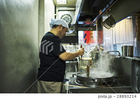 ラーメンを作る男性 28893214
