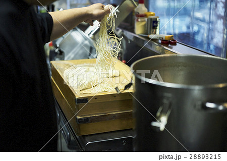 ラーメンを作る男性 28893215