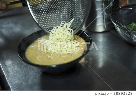 ラーメンを作る ラーメンを作る 28893228