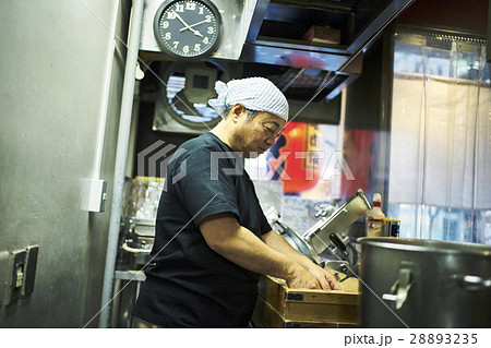 ラーメンを作る男性 28893235