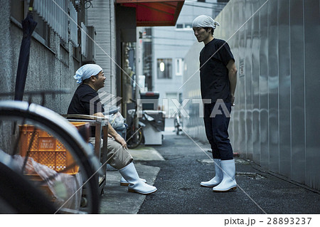 路地裏で話し合う男性達 28893237