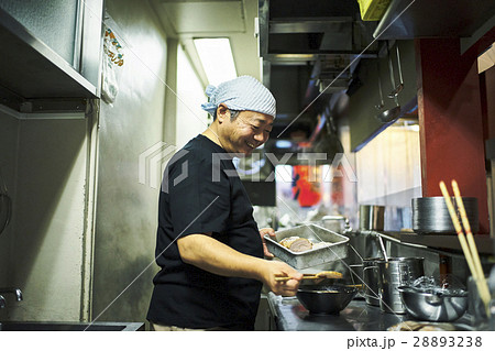 ラーメンを作る男性 28893238
