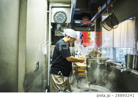 ラーメンを作る男性 28893241