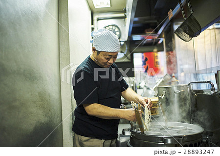 ラーメンを作る男性 ラーメンを作る男性 28893247
