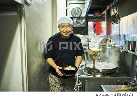 ラーメンを作る男性 ラーメンを作る男性 28893278