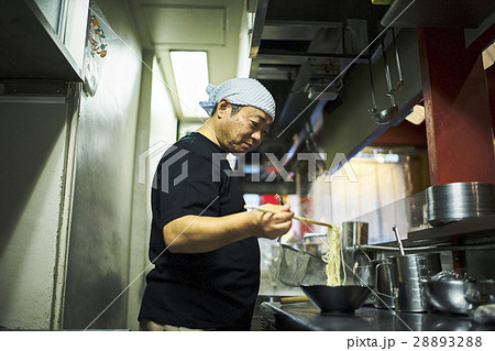 ラーメンを作る男性 ラーメンを作る男性 28893288