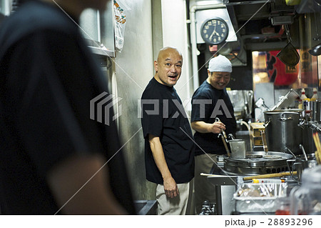 ラーメン店で働く男性 ラーメン店で働く男性 28893296