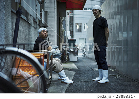 路地裏で話し合う男性達 28893317