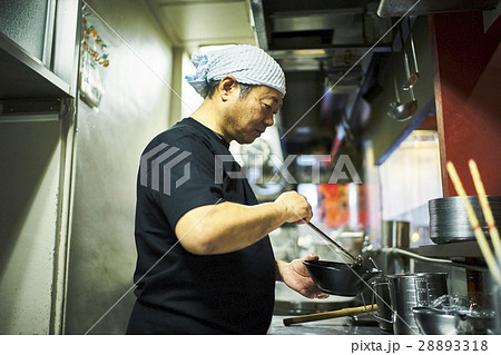 ラーメンを作る男性 ラーメンを作る男性 28893318